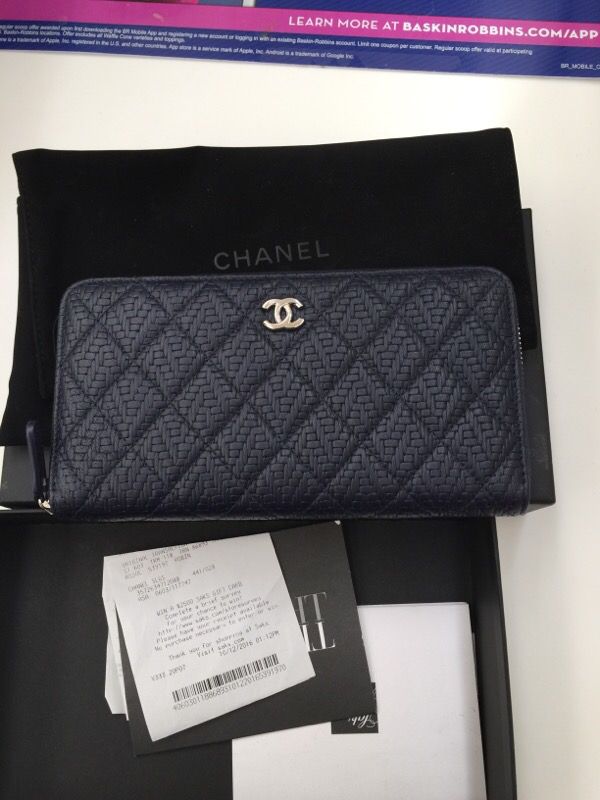 BRAND CHANEL WALLEY WITH GIFT RECEIPT FOR 1100 dollars navy BRAND NEW WOTH  BOX AND DUST BAG for Sale in Beverly Hills, CA - OfferUp