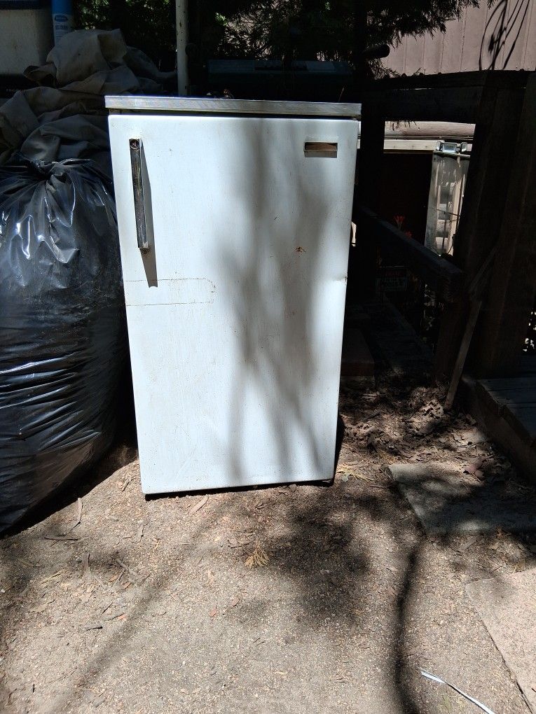 SIGNATURE MINI FRIDGE