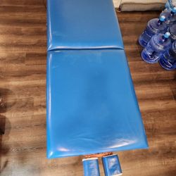 Portable, Foldable Massage Table with Vynyl top and Wooden Legs, Sturdy, 73"x30"×5", good condition 