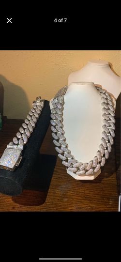 Beautiful iced out heavy set 22in Cuban link with 8in bracelet