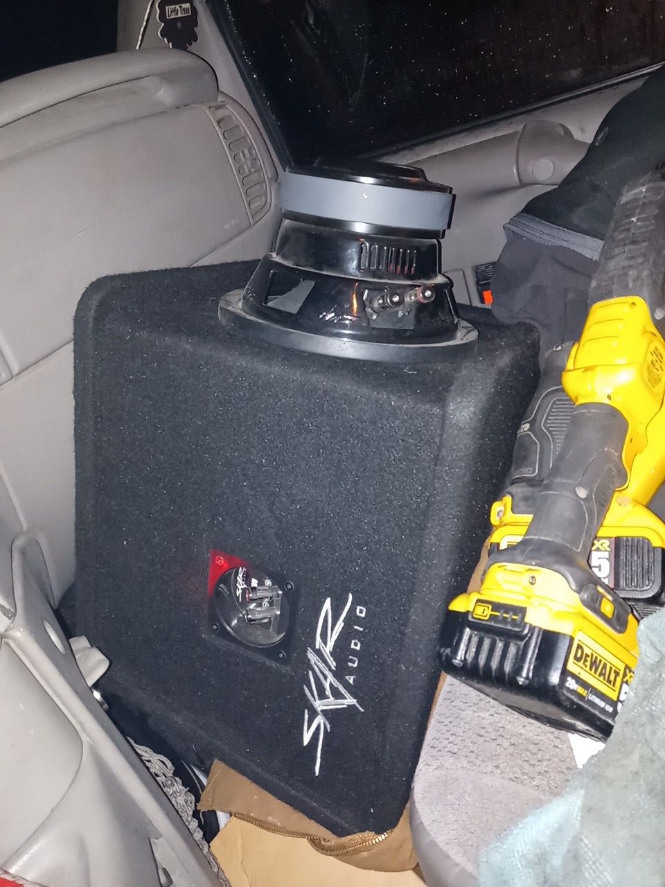 8" skar audio sub and skar box 200