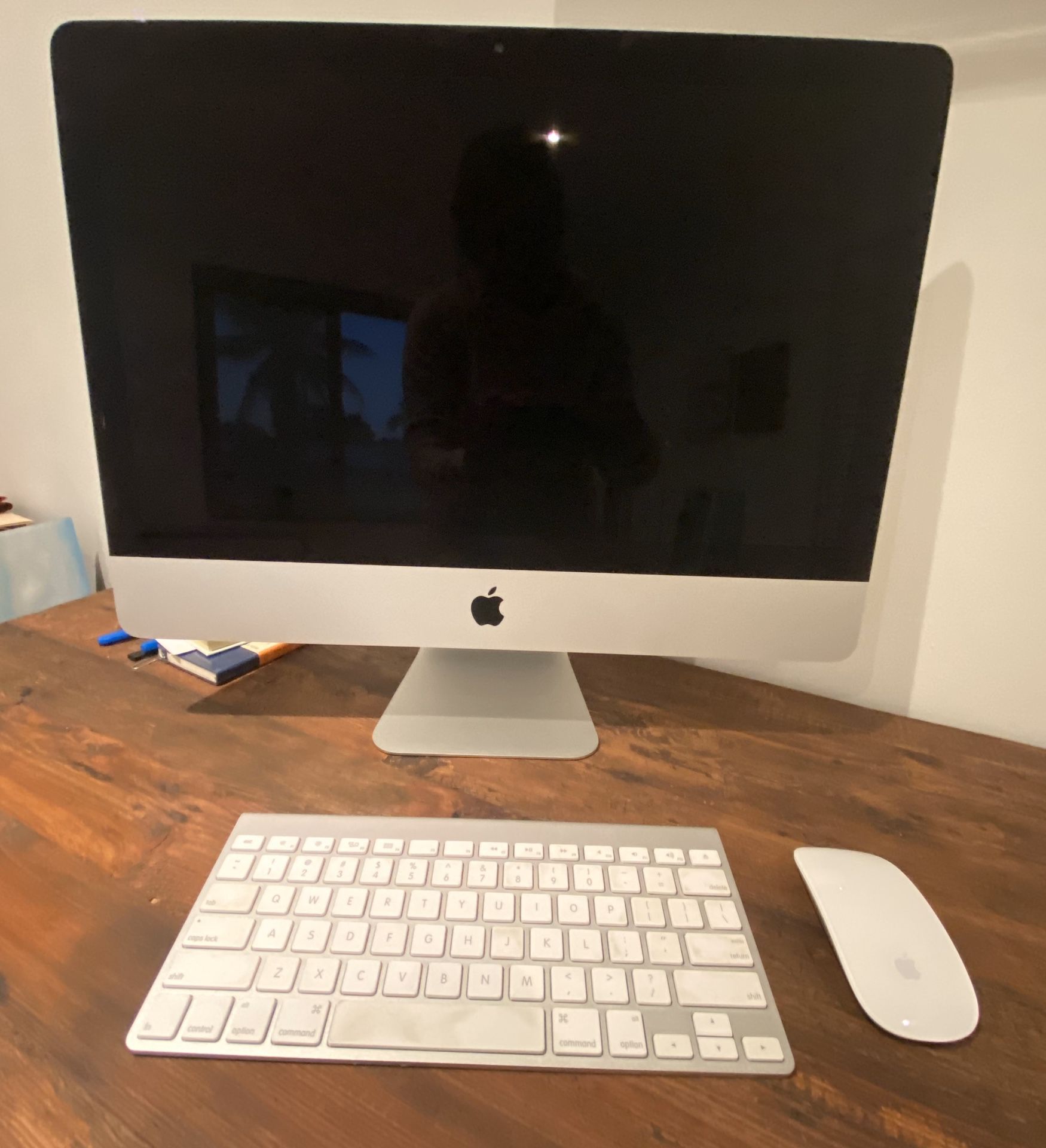 iMac 21.5 Inch (mid-2014) with Wireless Keyboard and Mouse