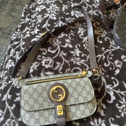 This pre-owned fashion bag is a must-have accessory! Its versatile design allows you to wear it as a belt bag or over the shoulder, perfect for any oc