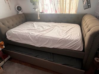 Twin daybed with trundle