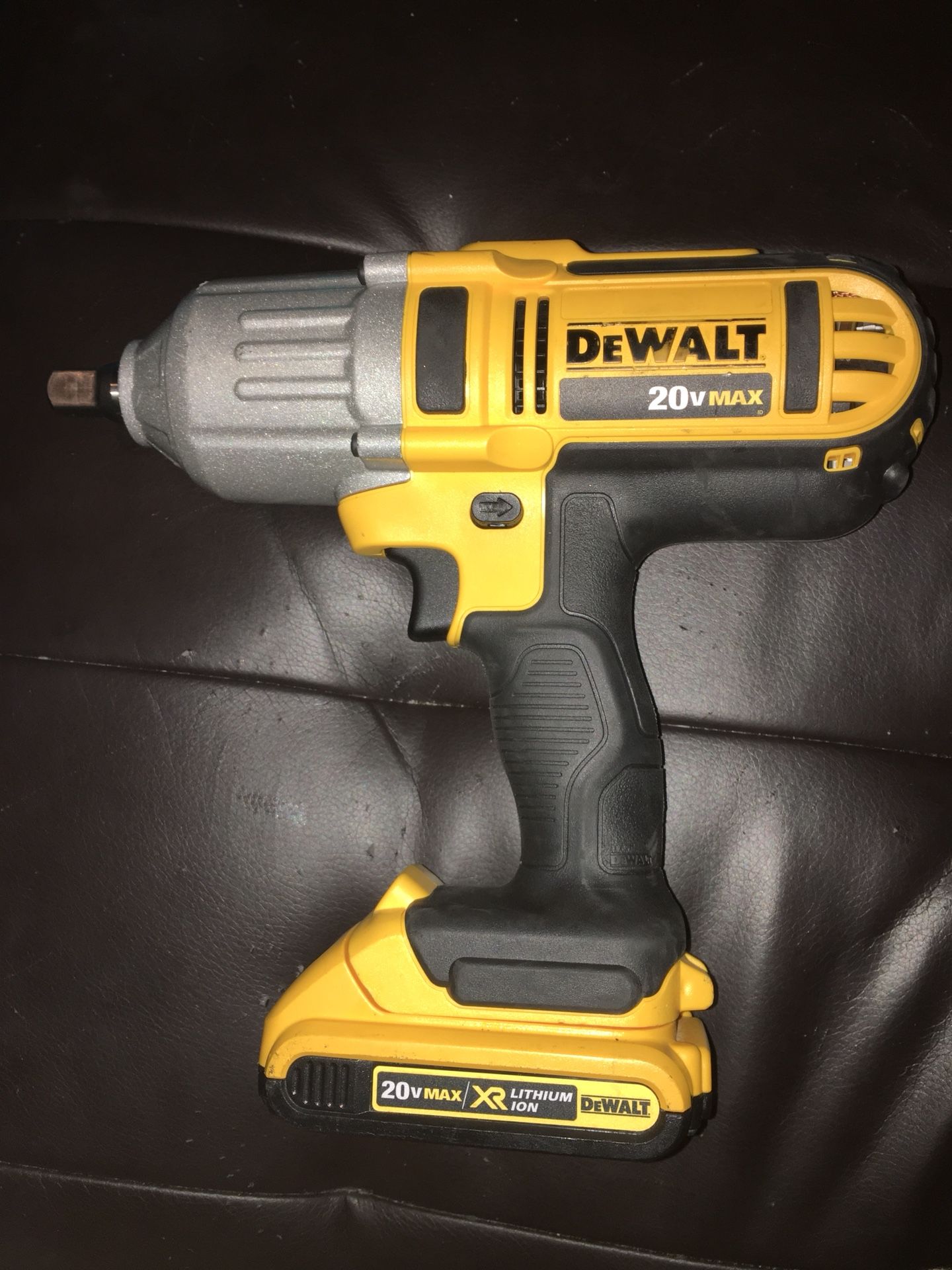 DEWALT XR 20-volt Max 1/2-in Drive Cordless Impact Wrench (1-Battery Included) Included