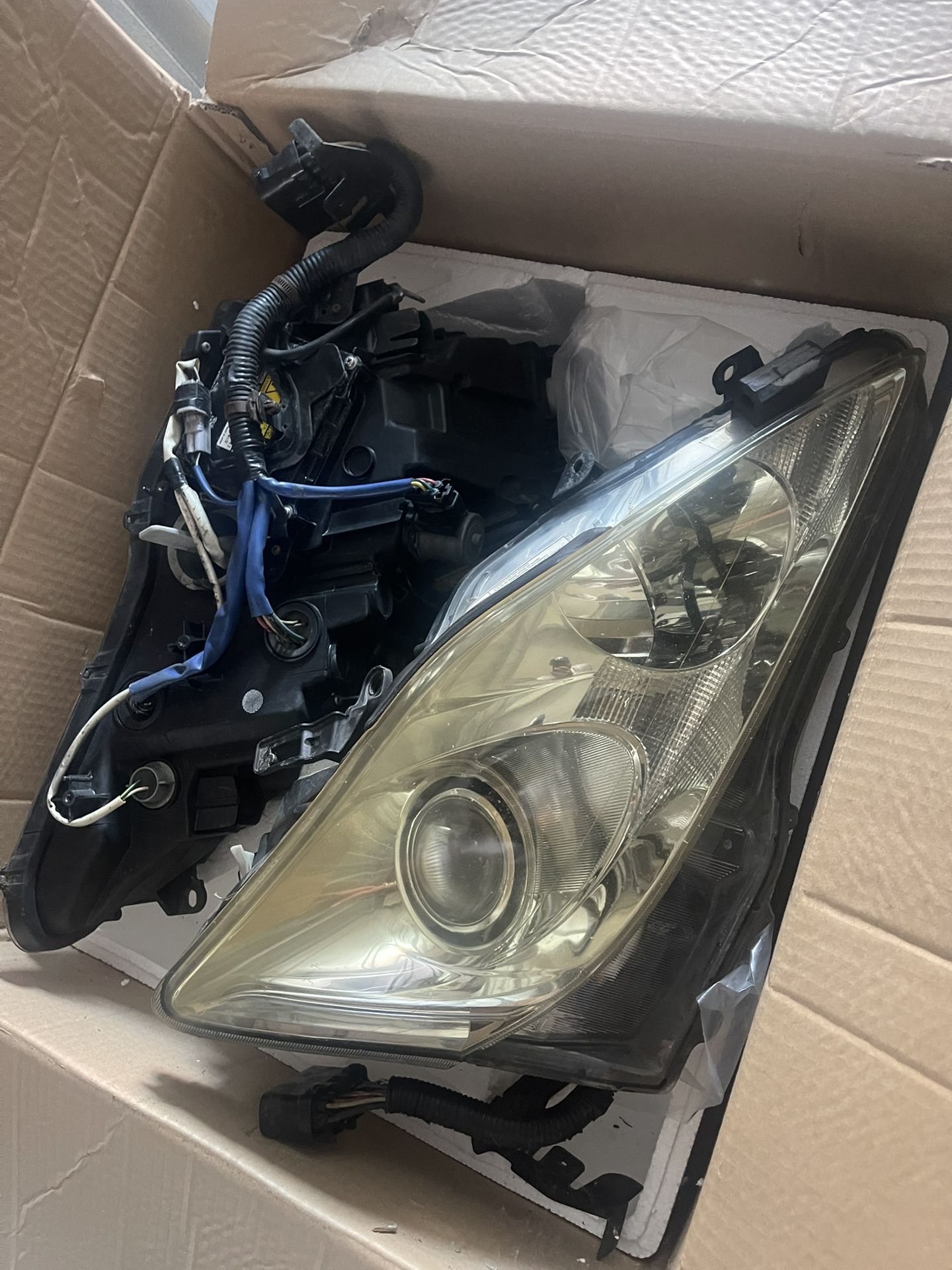 Lexus is 250 06-10 headlights and taillights