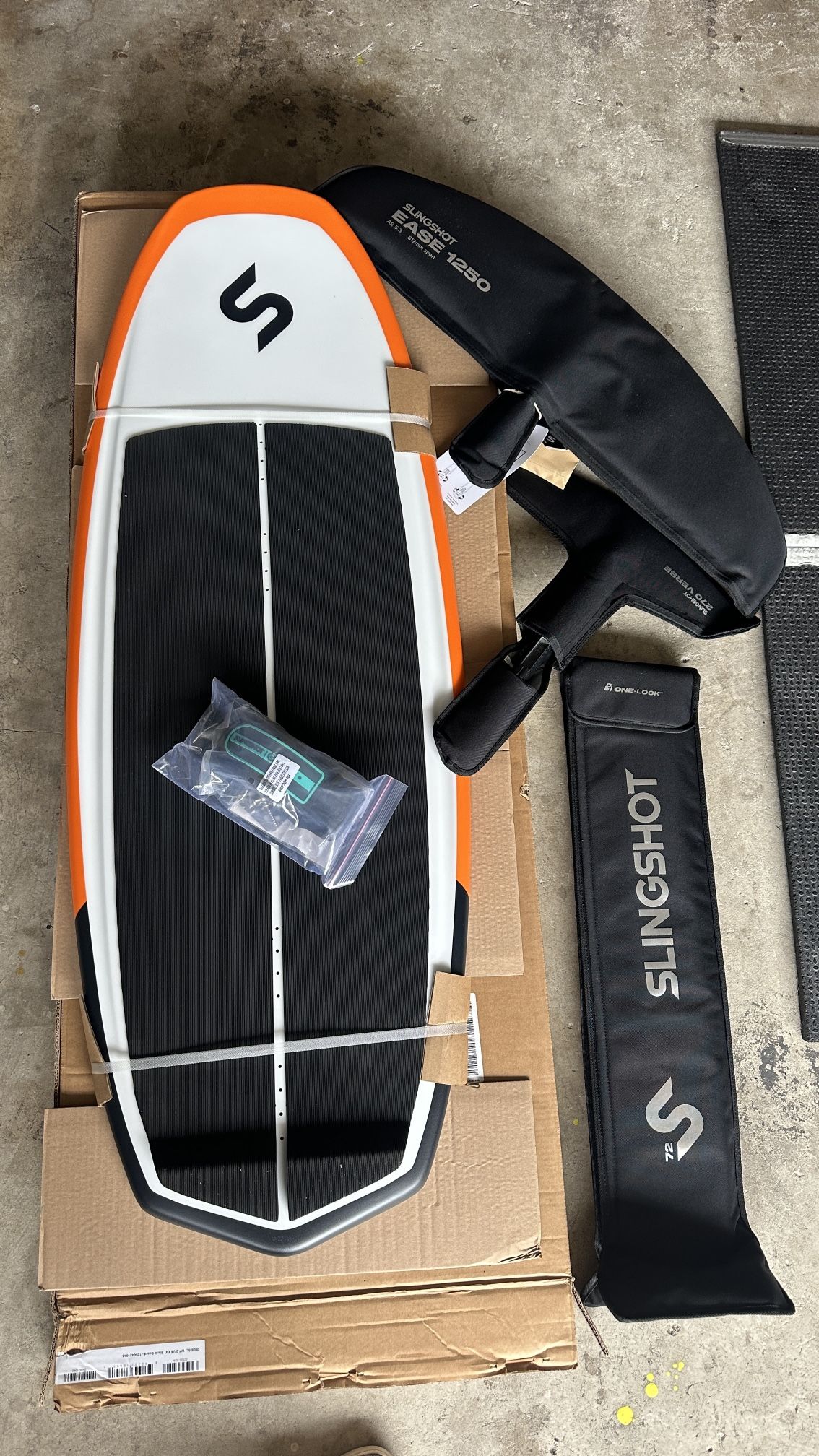 Sligshot ONE-LOCK WAKE FOIL QUICKSTART PACKAGE Board, mast and wings