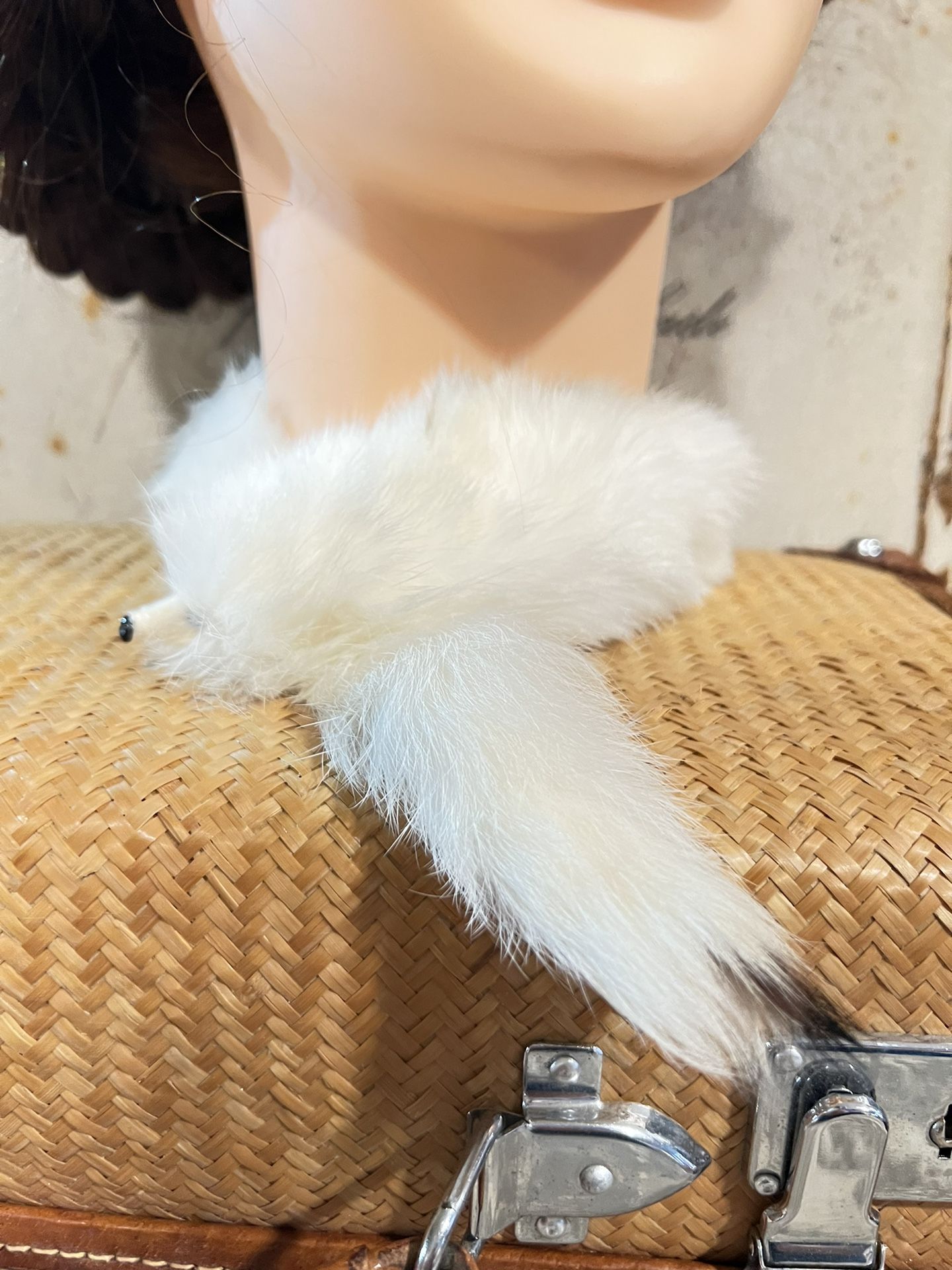 Vintage Fur Collar Wrist band. Vintage beige color With broach. 20’