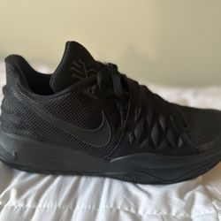 Kyrie 1 low triple black Size 11.5