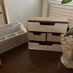 Title: Stylish White 3-Drawer Desktop Organizer with Geometric Detail