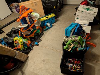 Hot Wheels Ultimate Garage Track Set with Cars