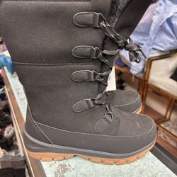 Women’s Snow Boot Size 7 New Waterproof