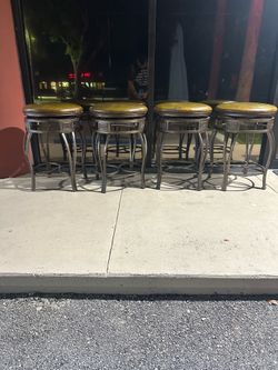 SET OF 4 SWIVEL BARSTOOLS / IN GOOD CONDITION/ DELIVERY NEGOTIABLE