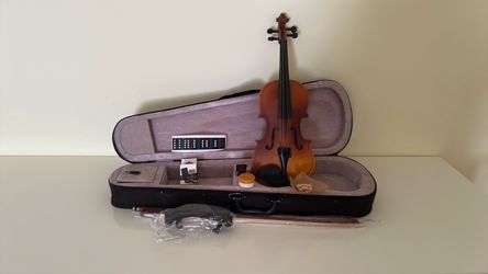 1/4 size Violin with Case, rosin , bow, tuner, shoulder rest, natural wood color