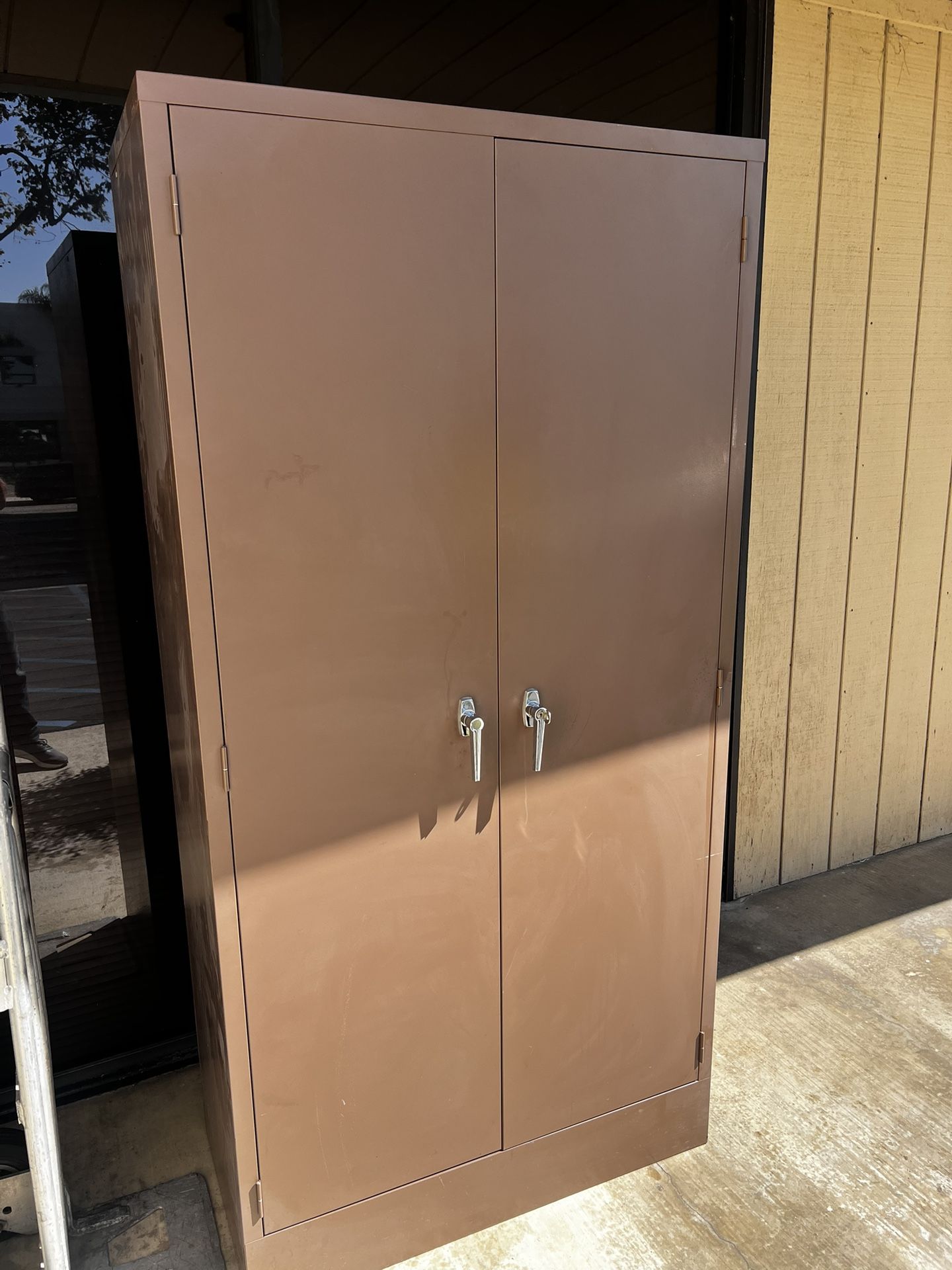 Metal Storage Cabinet. Locking With Key.