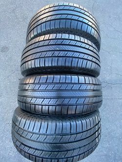 Vendo 4 llanta es MICHELIN DEFENDER2 225/60 R18