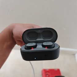 Bluetooth Earphones. Skullkandy Sesh. Never Used