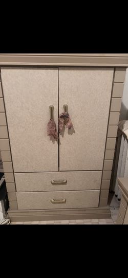 4-Piece Bedroom Set (Dressers)