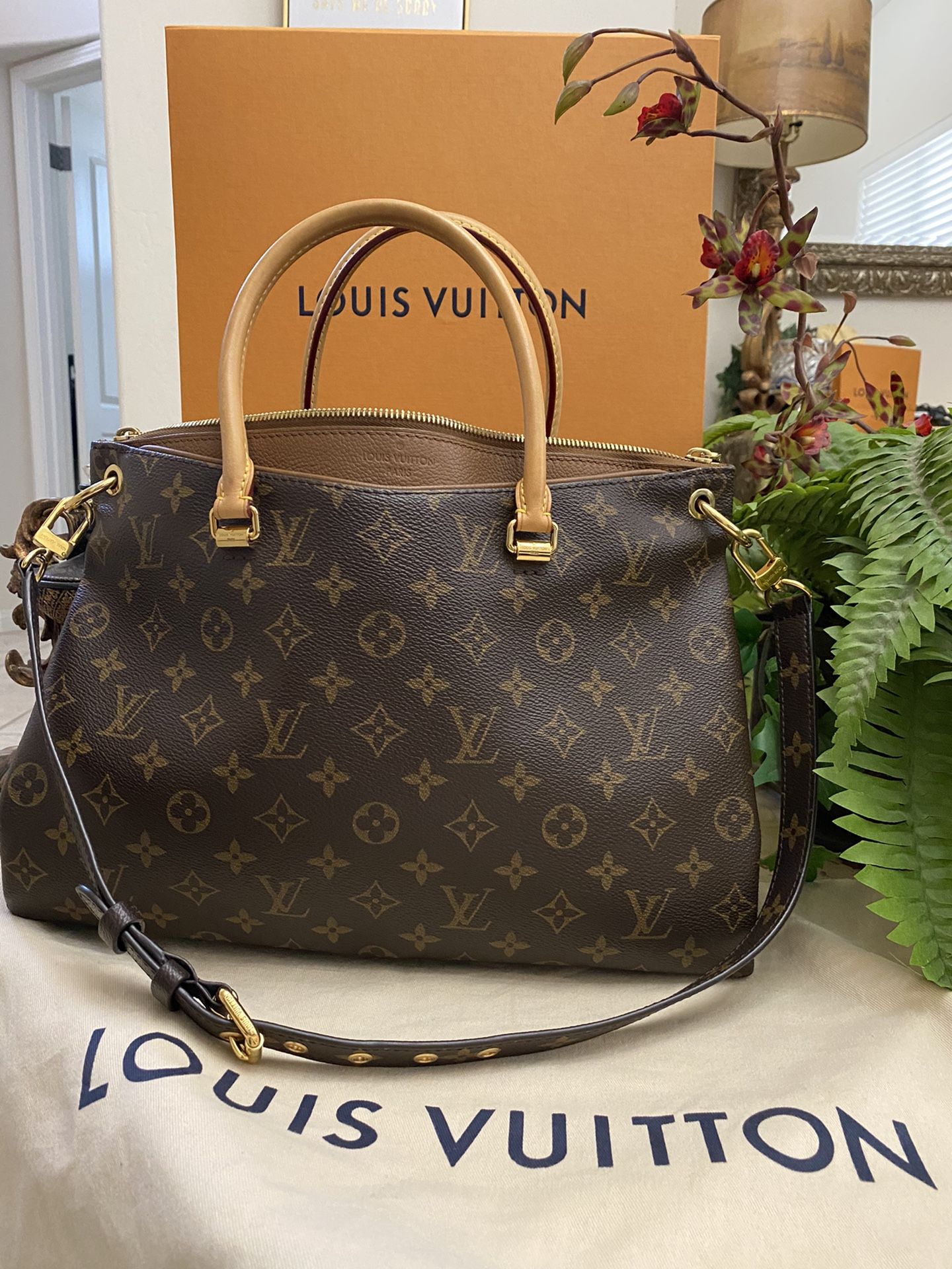 LIKE NEW AUTHENTIC LOUIS VUITTON PALLAS MM COMES WHIT DUST BAG