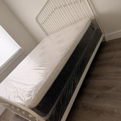 Queen mattress pillow top set with box spring (2pc - new) 