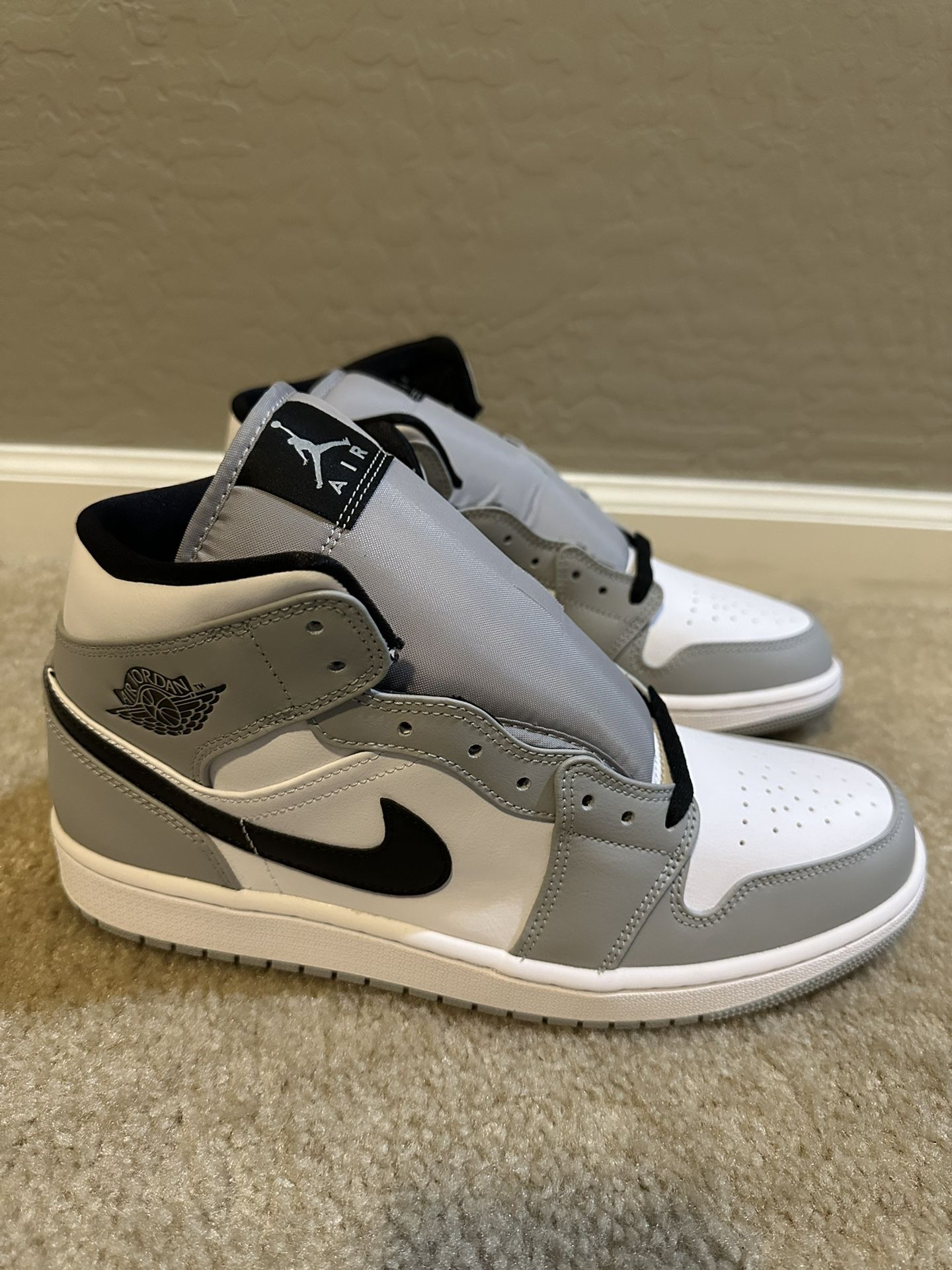 Brand New Jordan 1 Nike Retro Mid Smoke Grey Men’s Size 10