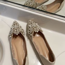 New Women’s Pearl Flats. Size 9