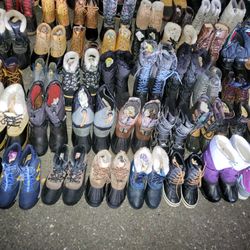 SNOW BOOTS FOR SALE DIFERENTS SIZES AVAILABLE SEE THE DESCRIPTION FOR PRICES 