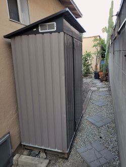 Aluminum shed LIKE NEW !!