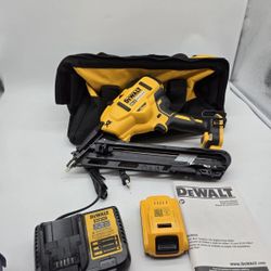 DeWalt 20V Max XR Lithium-Ion 15-Gauge Cordless Angled Finish Nailer Kit 