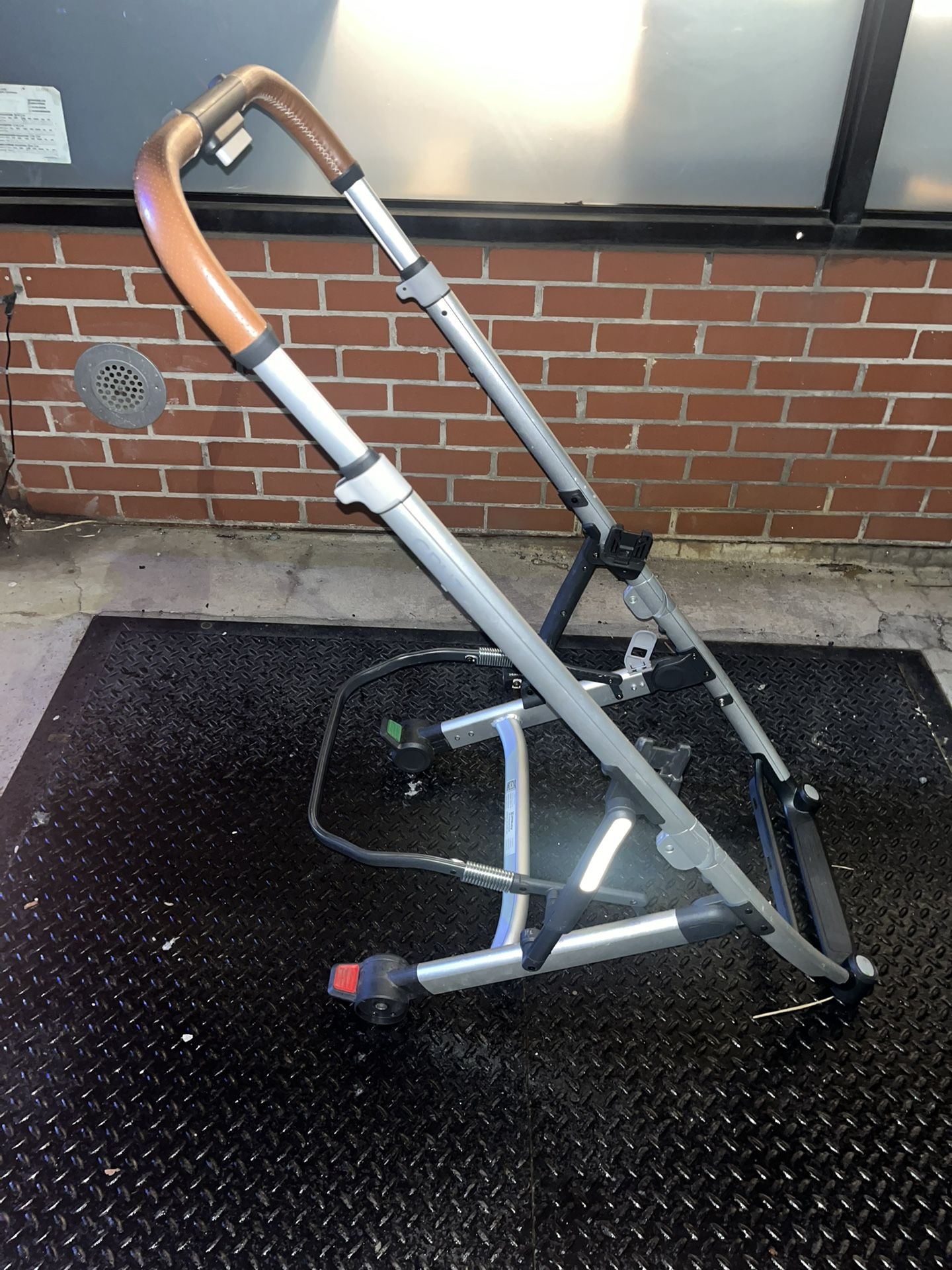 UPPAbaby CRUZ V2 / Model No. 0420-CRZ-NA (FRAME ONLY) Complies to ASTM F833-21 SOR 2016-167 UbRGL004