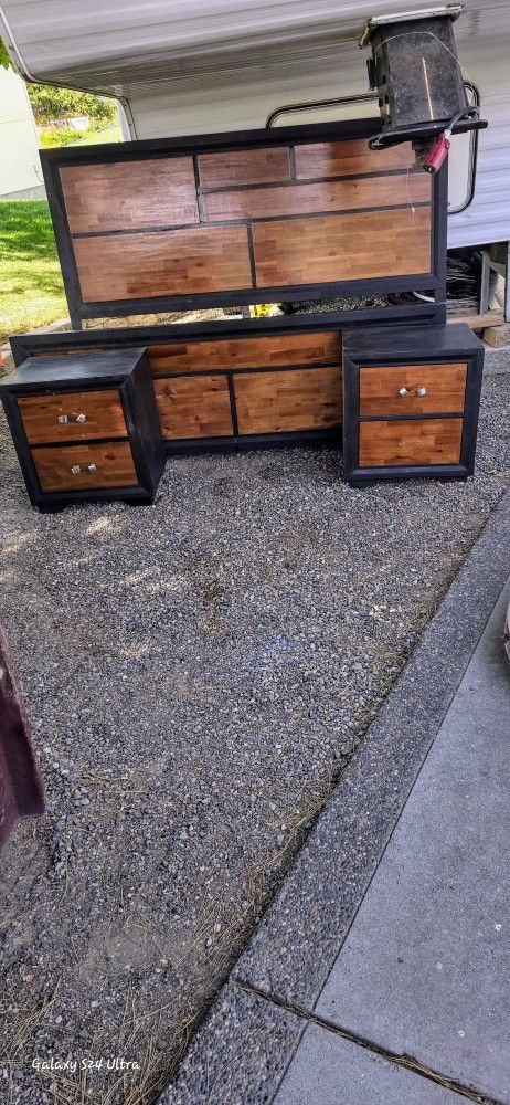 Queen Size Bedroom Set W/brandnew Mattress
