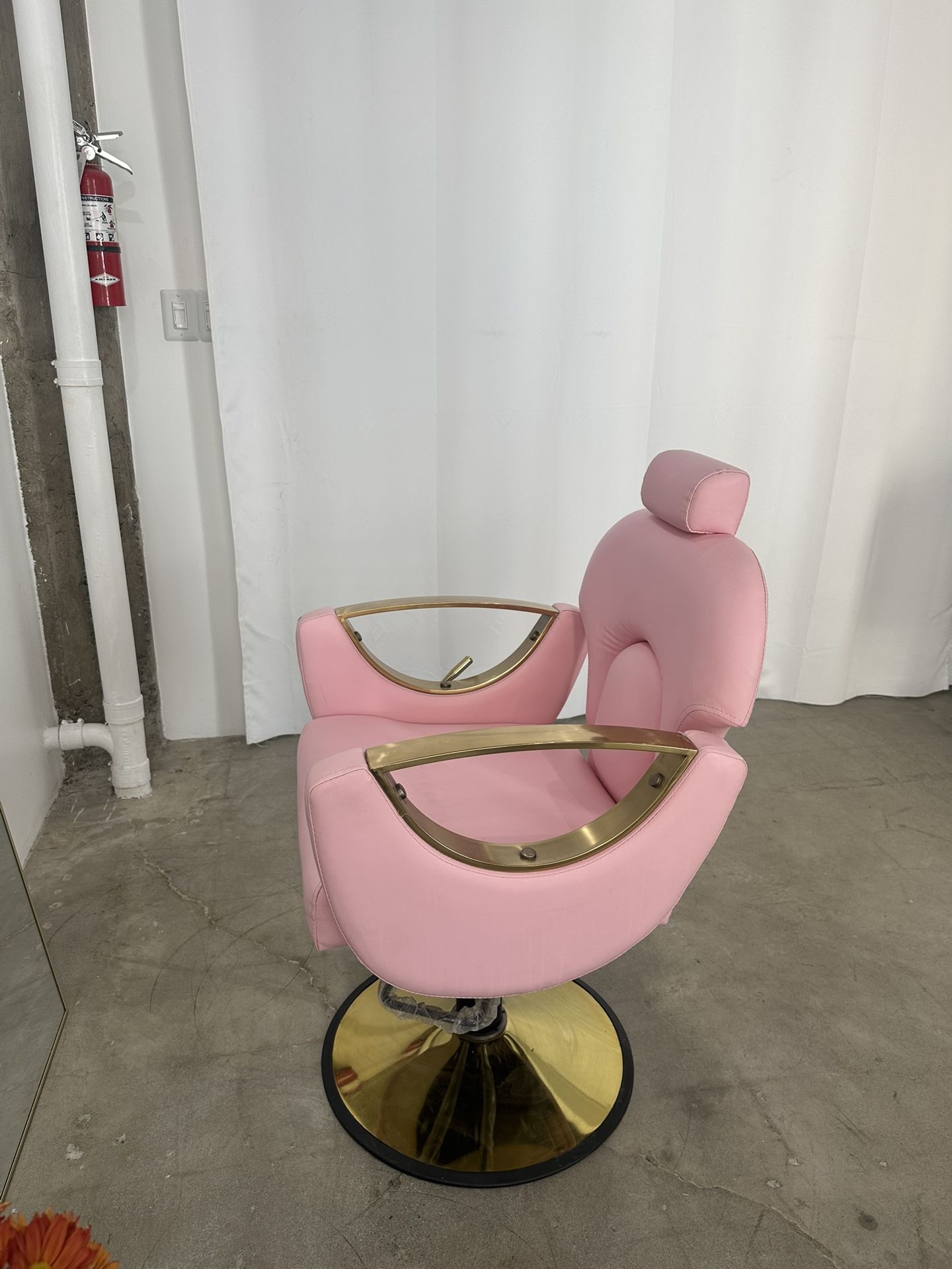 HAIR STYLIST CHAIR PLUS MIRROR