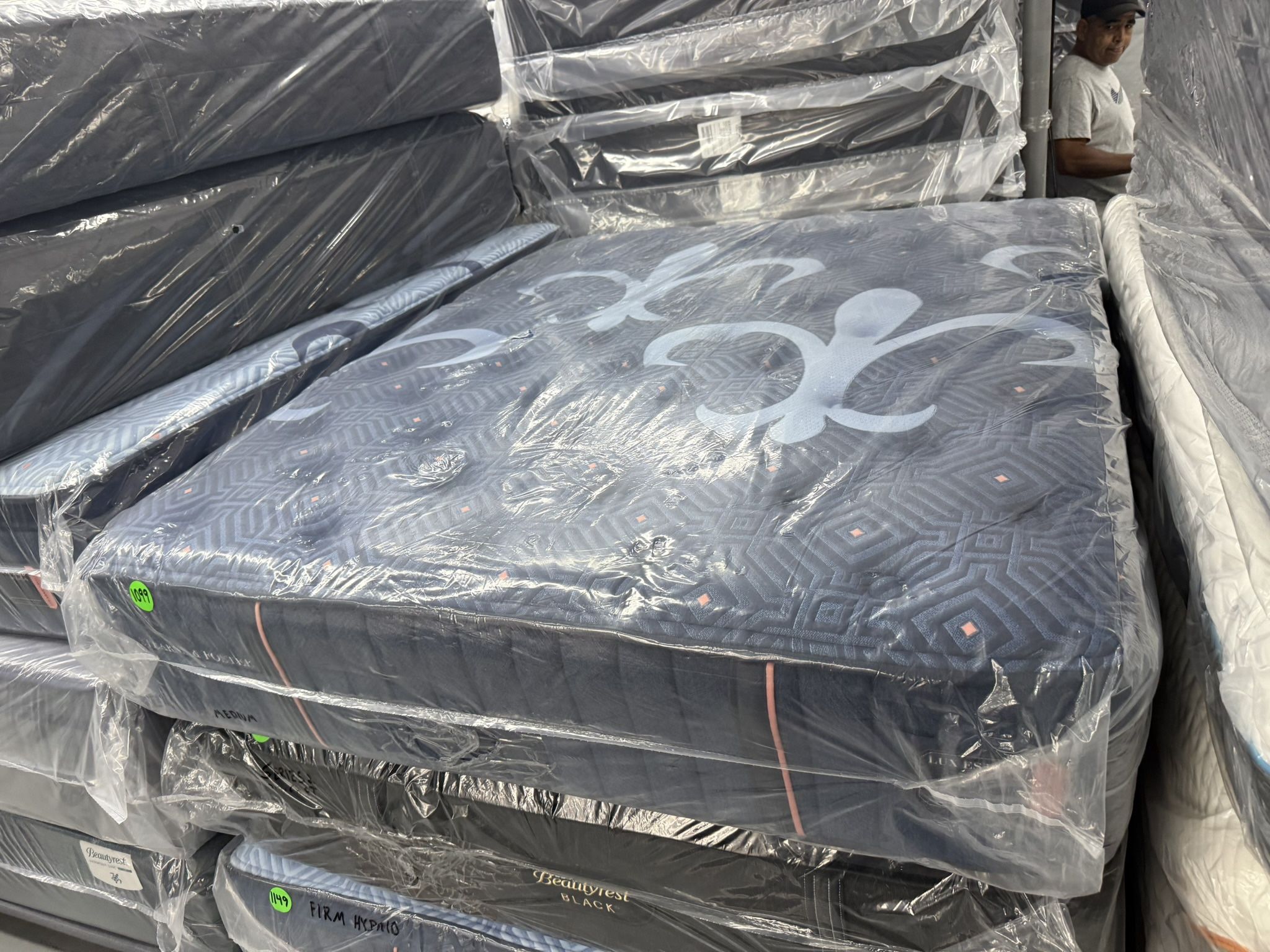 QUEEN SIZE STEARNS & FOSTER LUX ESTATE (MEDIUM) MATTRESS & BOX SPRING BED SET