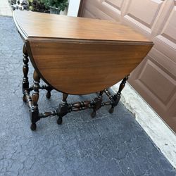 Antique Early 1900’s Gate Leg Drop Leaf Oval Solid Wood Table