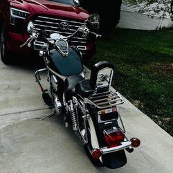 Kawasaki 2004 Kawasaki Vulcan Cruiser Manual Transmission  1500cc Green 17000 miles Fresh full maintenance service Brand new tires (less than 50 miles
