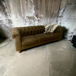 82x34x34tall Chesterfield Couch Up Graded Material $485