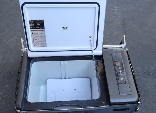 30 Quart (28L) Portable Fridge w/ Insulated Bag