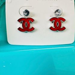 Earrings with a red bow, super trendy.
