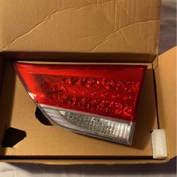 2014 Toyota Sienna  Passenger Side Tail Light 