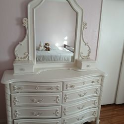 Dresser With Mirror 