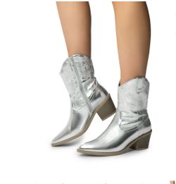 Women’s boots size 8