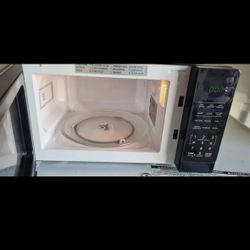 Hamiltonbeach Microwave And Frigidaire Refrigerator 