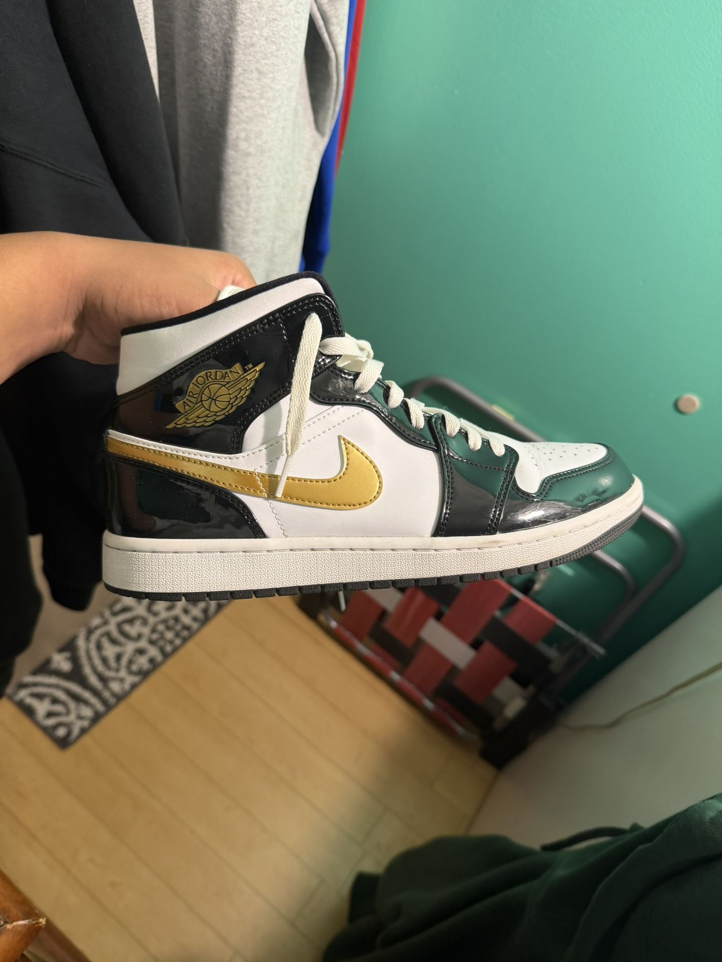 Jordan 1 (Gold/Black/White)