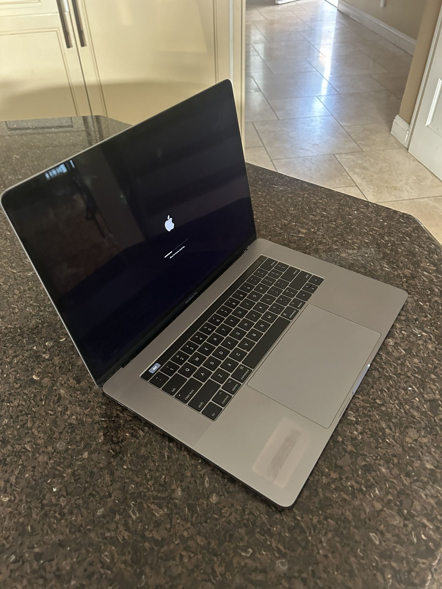 2017/18 MacBook Pro 15 Inch 3.1Ghz i7 16GB 256GB Space Grey