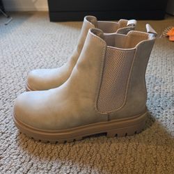 Soda Lug Boots Size 6