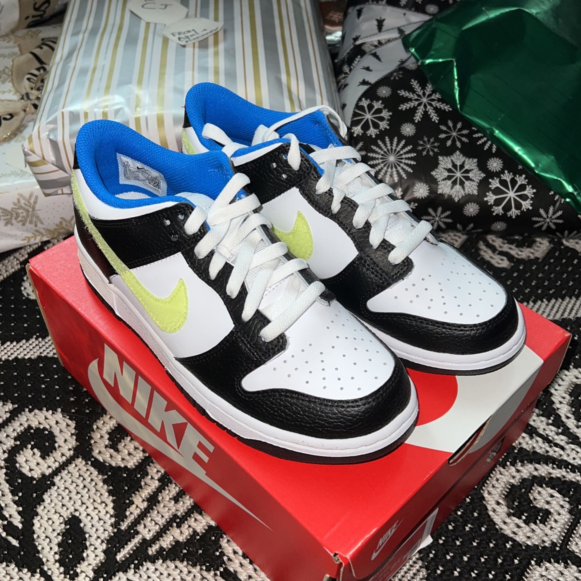 Nike Dunk Low Signal Blue Lemon Twist Size 6.5Y for Sale in Fontana, CA -  OfferUp