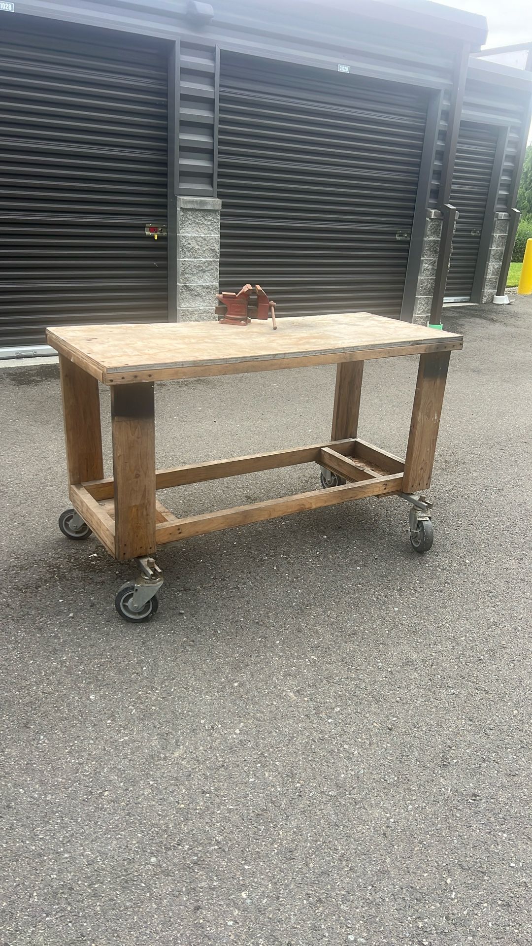 Work Bench With Vise
