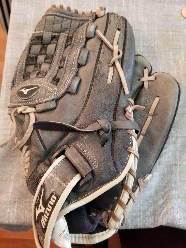 12.5" baseball softball Mizuno glove broken in