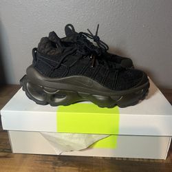 Nike Air Max Flyknit Venture -Sz 5 women's /3.5 men - New (Fast ship ) 100% Auth