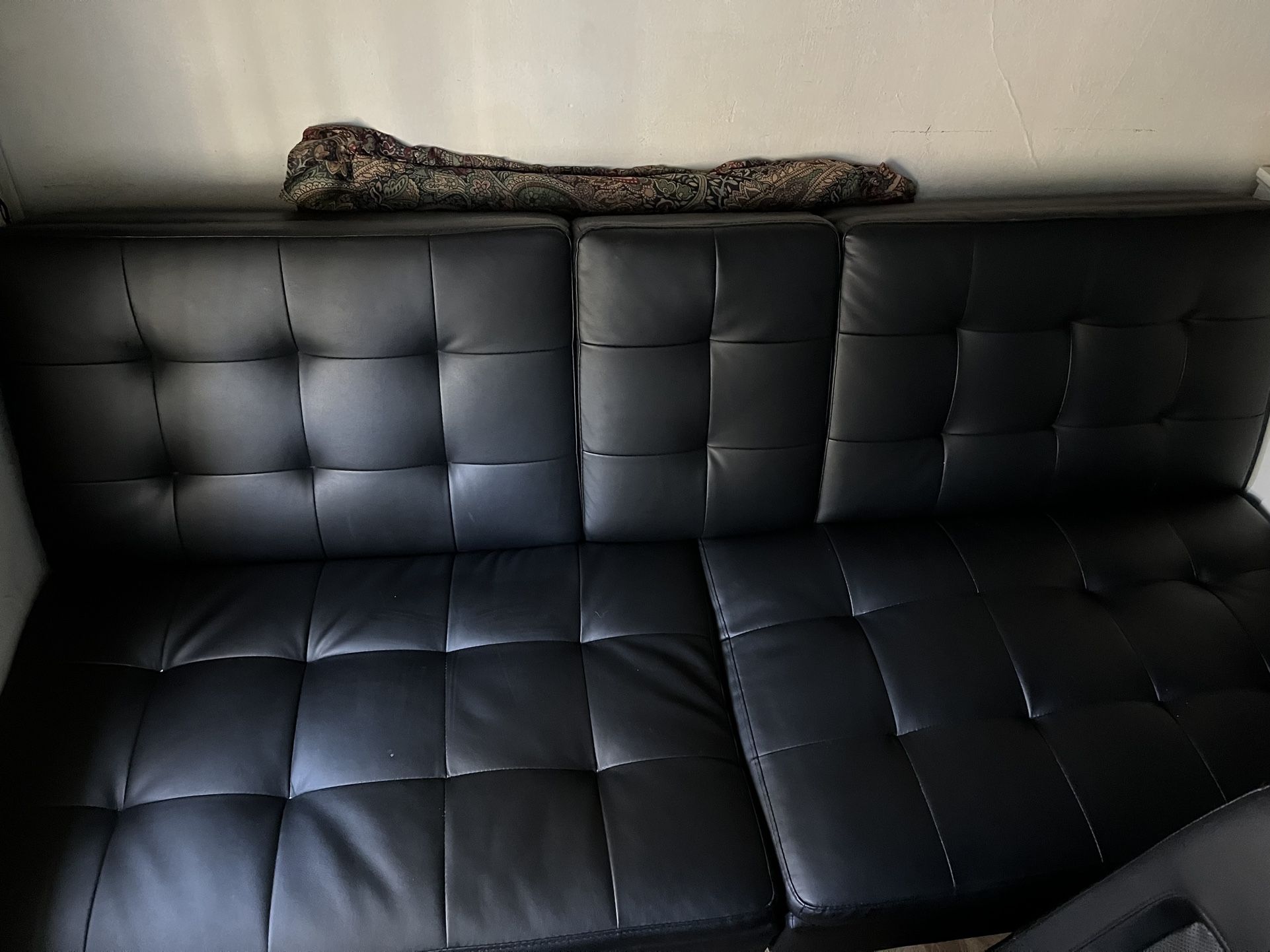 Bouton Couch 